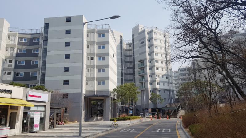 각 층마다 색을 달리해 전체적으로 화사하면서도 세련된 외관을 선보이는 단지 전경이에요