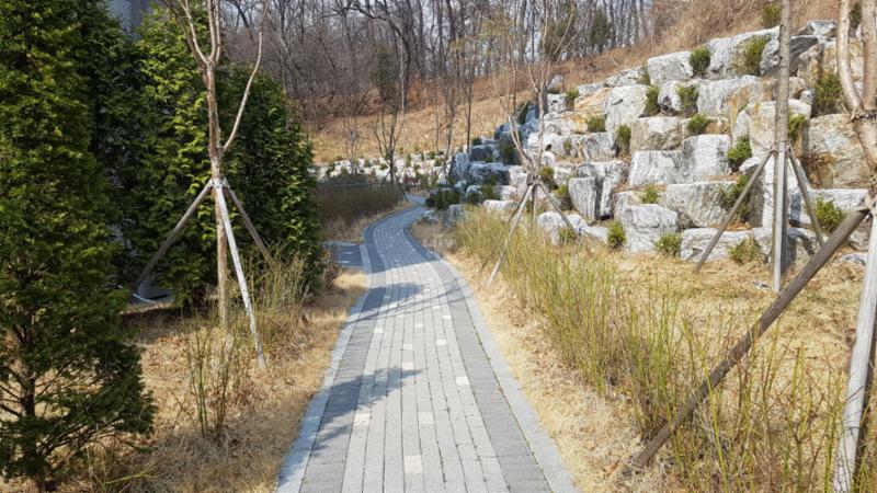 단지를 따라 걸으며 자연을 느낄 수 있는 쾌적한 단지 내 산책로구요