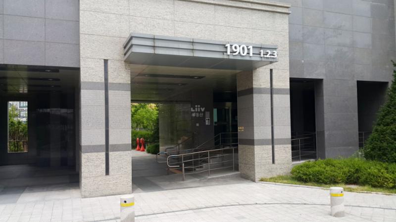 고급스러운 디자인의 공용현관 입구에요