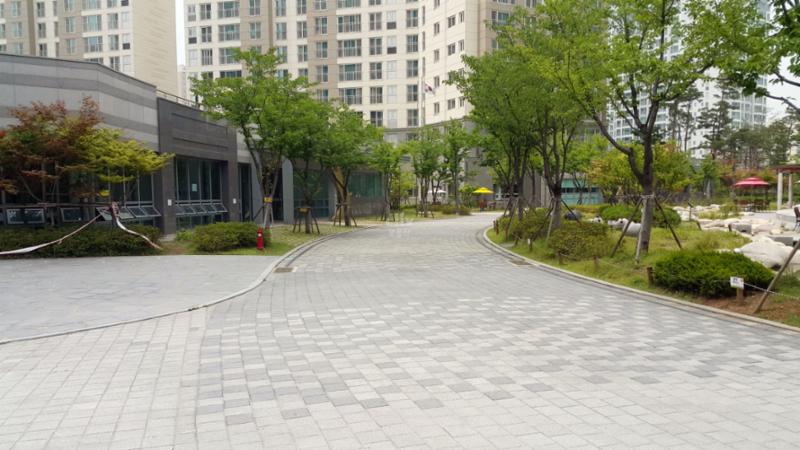 보도블록으로 깔끔하게 마감된 평지로 된 보행로이고요