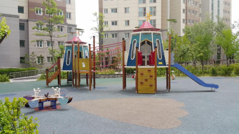 안전 바닥재를 설치한 놀이터에요