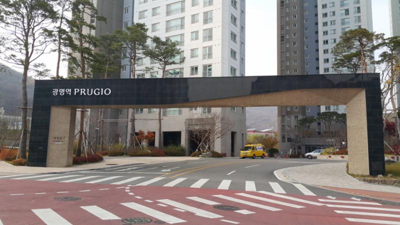 광명역푸르지오 단지 아파트 정문이에요