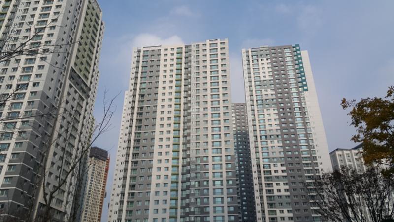 각 층마다 색을 달리해 전체적으로 화사하면서도 세련된 외관을 선보이는 단지 전경이에요