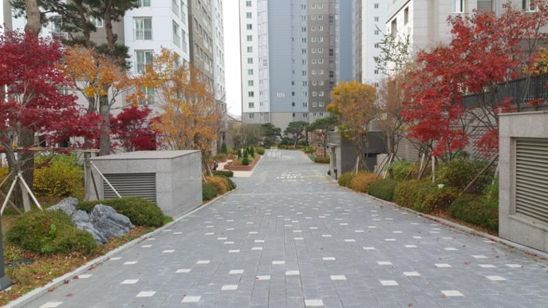 단지 주차장을 지하화해 차량과 보행자 동선을 분리해 보행 안전성을 높였어요