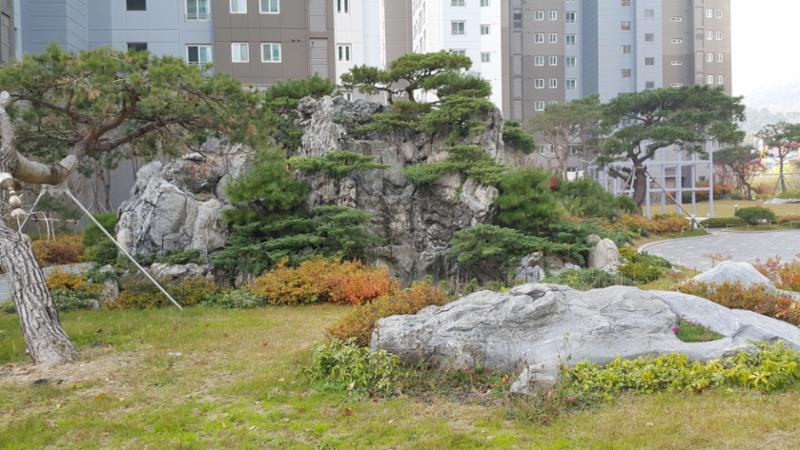 단지 곳곳에 잘 관리된 화단과 다양한 조형물이 갖춰져 있어 보는 재미가 있는 단지 전경이에요