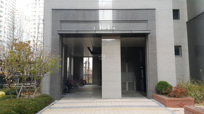 고급스러운 디자인의 공용현관 입구이에요
