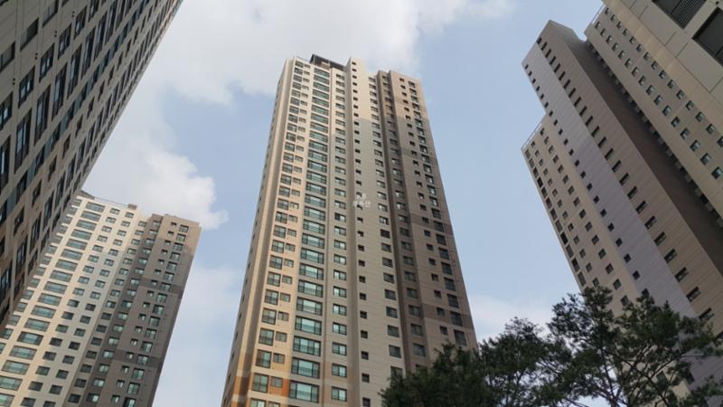 일정 간격의 동 배치로 구성되어 있으며, 깔끔한 화이트톤의 포인트를 주어 세련된 디자인이 돋보이는 단지 외관이에요