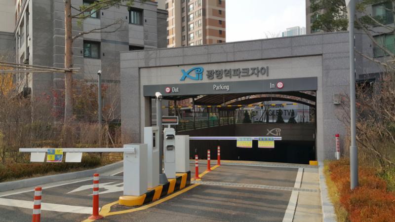 광명역파크자이는 지상주차장이 없어 지하주차장을 이용해야 하며 아파트 정문에는 경비인력이 상주하여 외부인의 출입을 통제할 수 있어요