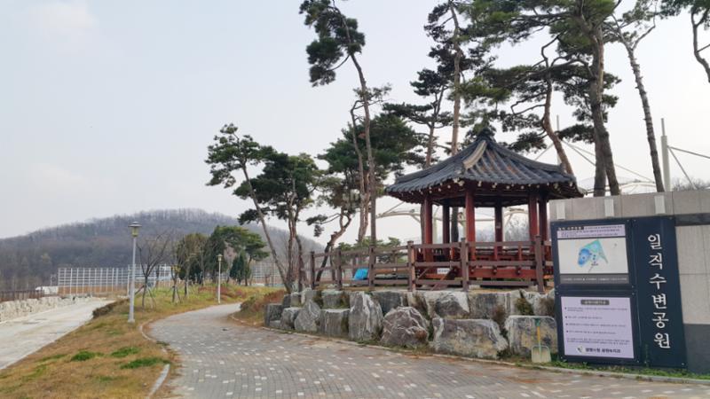 단지 주변으로 일직수변공원이 위치해 있습니다