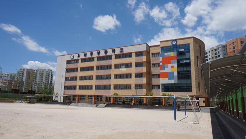 단지 주변에 위례중앙중학교가 위치하여 있습니다