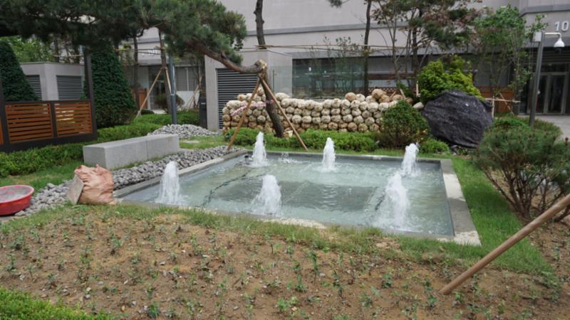 단지 내 위치한 공원으로 산책로와 입주민 운동시설들이 배치되어 있고 분수대 및 수변시설이 설치되어 있어 편리하게 이용하실 수 있어요
