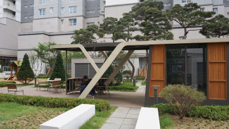 단지 내에 휴게시설이 마련되어 있어요