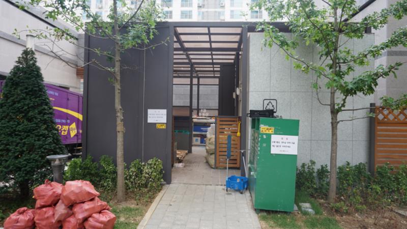 주민들의 이동 경로를 배려해 주차장 외진곳에 마련된 분리수거장이에요
