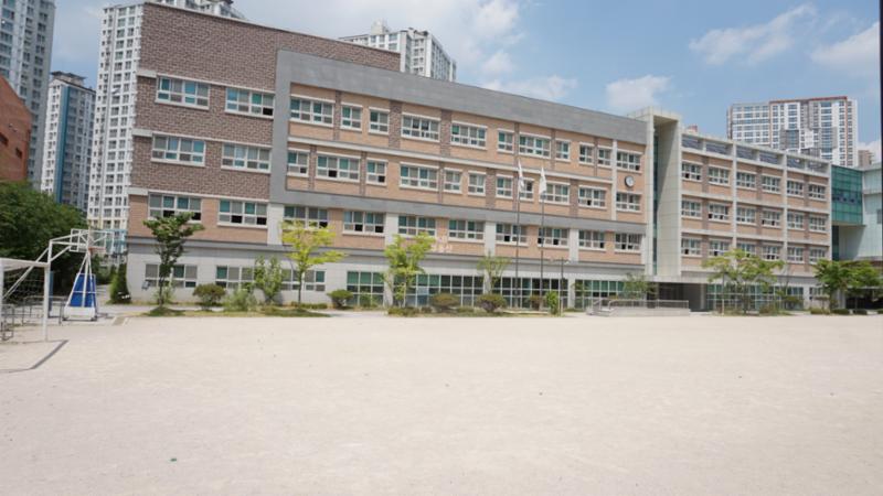 단지 주변에 송례중학교가 위치하여 있습니다