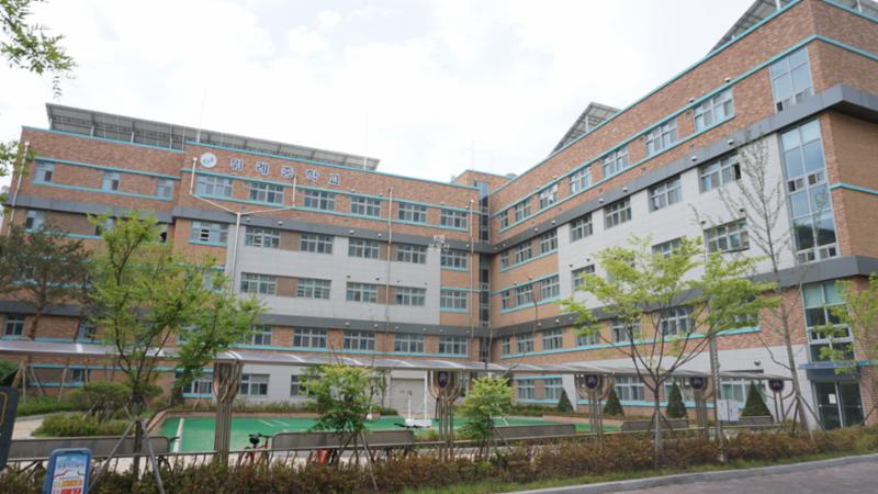 단지 주변에 위치해 있는 위례중학교 입니다