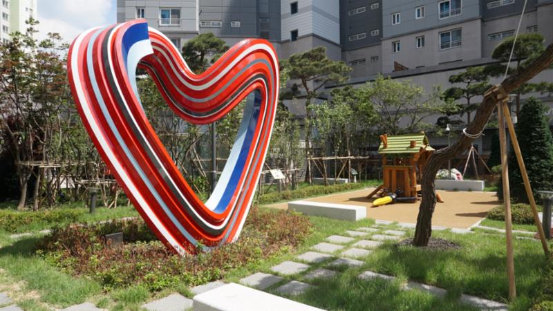 단지 내 미니공원을 조성하여 주민들의 만족도가 높아요
