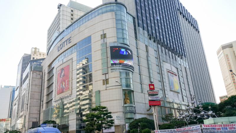단지 인근에 위치한 롯데백화점입니다