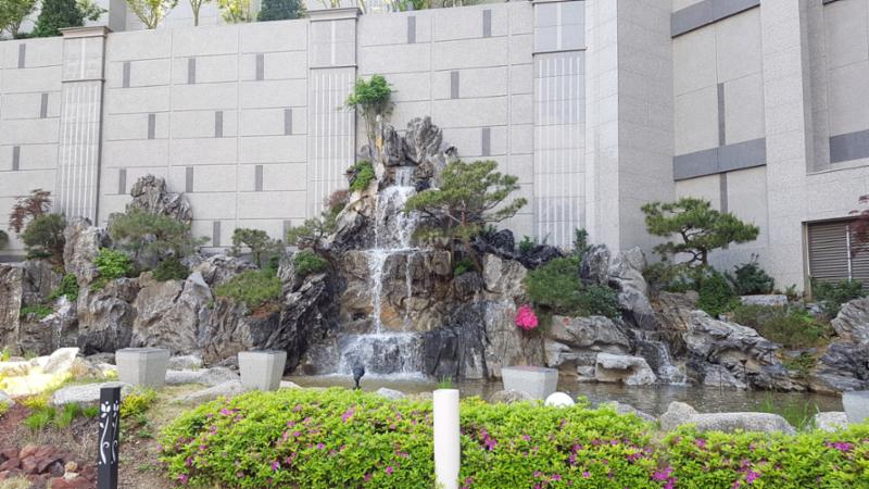 서울역센트럴자이단지 곳곳에 잘 관리된 화단과 다양한 조형물이 갖춰져 있어 보는 재미가 있는 단지 전경이에요