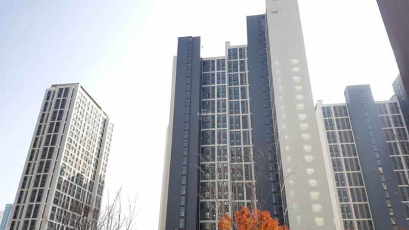 e편한세상신동탄 아파트의 깔끔하고 세련된 전경 사진이에요
