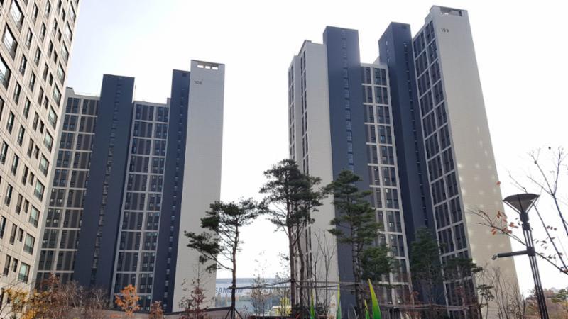 e편한세상신동탄 아파트 단지 전경 모습이에요