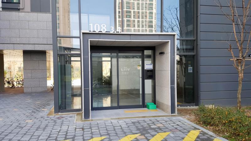 고급스러운 디자인의 공용현관 입구이에요