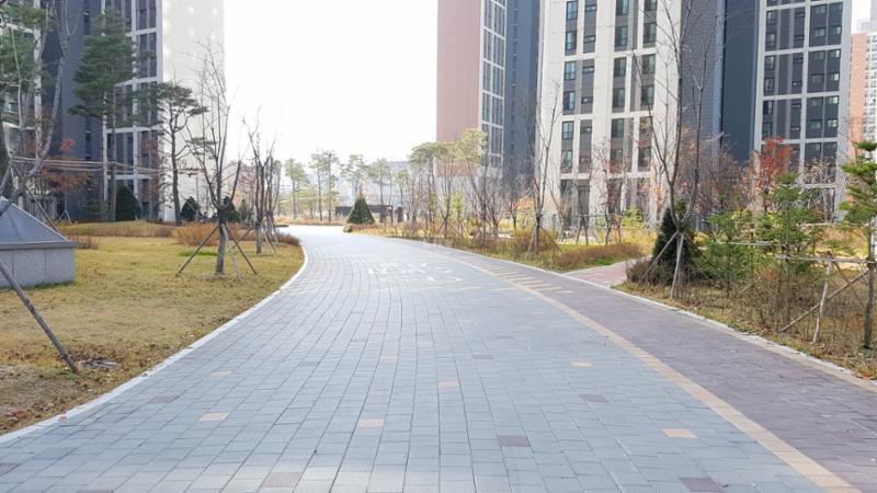 109동 e편한세상신동탄 아파트의 아름다운 조경을 느낄 수 있는 산책로가 위치해 있어요