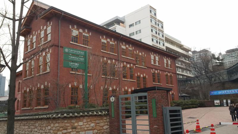 1886년 개교한 이화여자 고등학교는 역사와 전통을 자랑하는 명문 고등학교 입니다