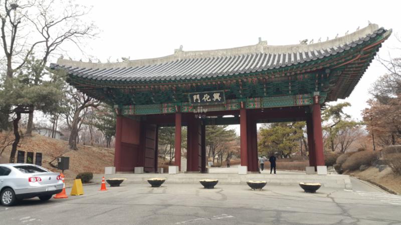 경희궁의 입구 홍화문 입니다