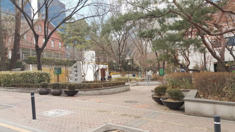 단지 주변으로 배재공원이 위치해 있습니다