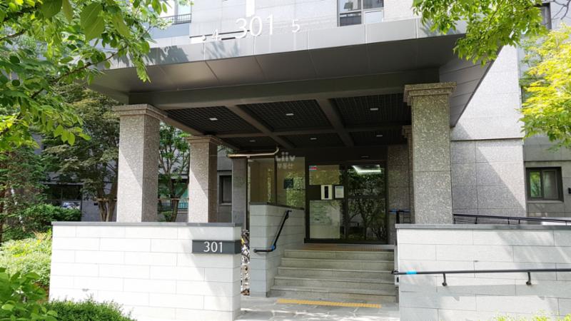 경희궁자이3단지 아파트 301동 1층 공동현관이에요