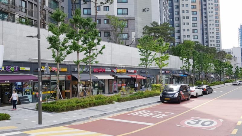 단지 내 상가가 배치되어 있고 다양한 업종의 상가들이 입점해 입주민들이 멀리 가지 않아도 편리하게 이용할 수 있도록 신경 쓴 모습이에요