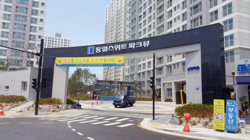 단지의 이미지를 높여주고 아파트 가치를 드높여 주는 멋스러운 대형 문주가 마련된 정문이에요