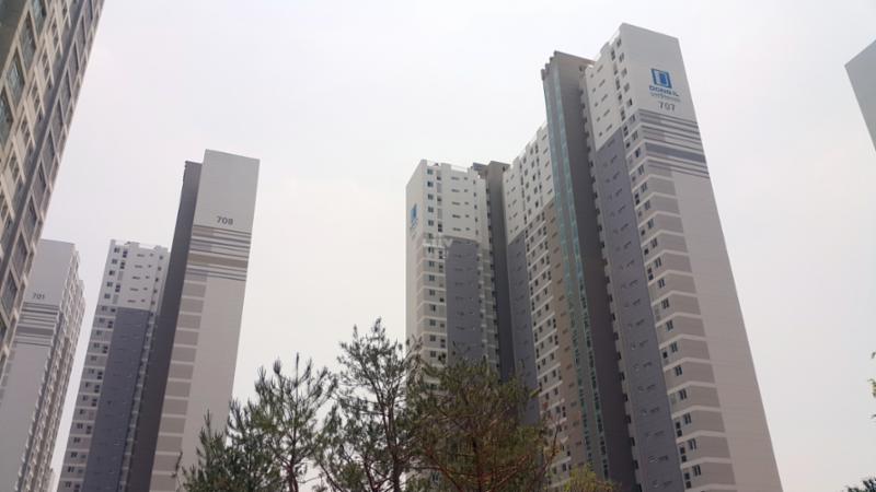 신축 단지답게 세련된 단지 외관 디자인이 돋보이며 깨끗한 외관 상태를 보여주고 있어요