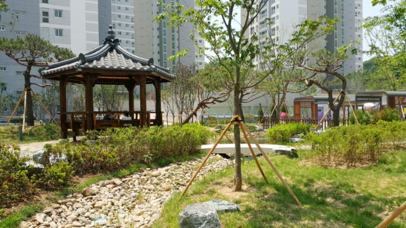 단지 내에서 즐겁고 여유로운 시간을 보낼 수 있는 쉼터 공간이에요