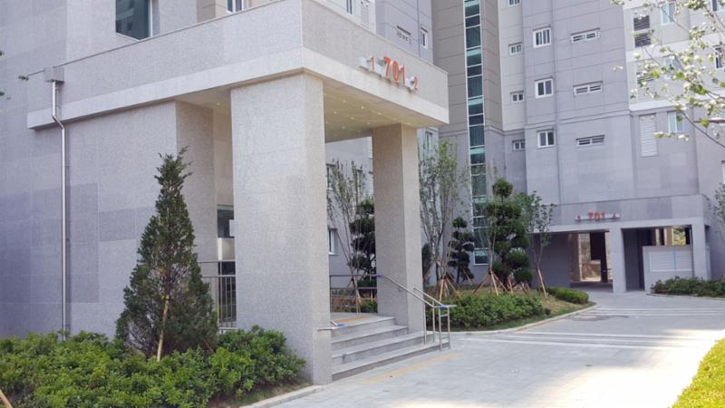 고급스러운 디자인의 공용현관 입구에요