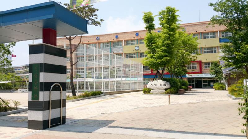 단지에서 도보 4분 에 위치해 있는 중학교입니다