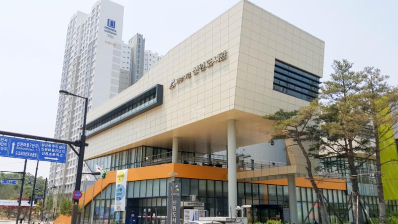 도보 1분 거리에 위치한 고양시립신원도서관입니다