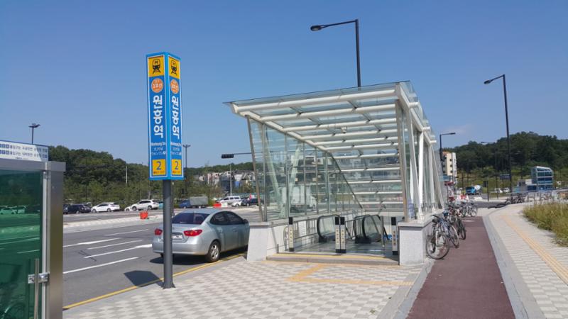 차량 5분 거리에 위치한 3호선 원흥역입니다