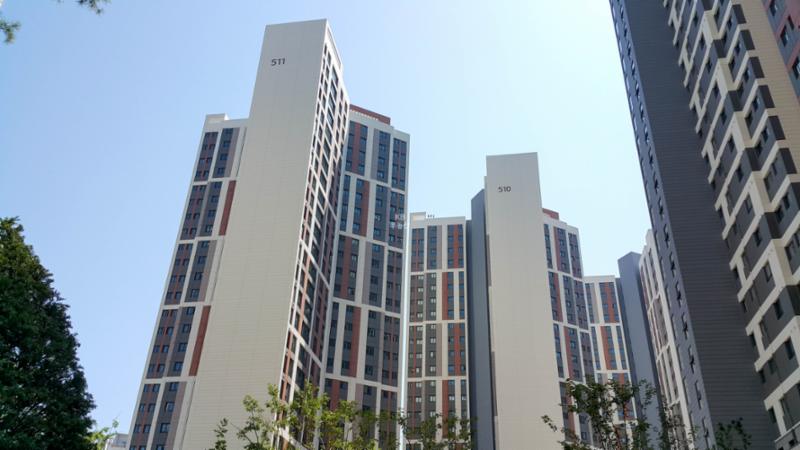 각 층마다 색을 달리해 전체적으로 화사하면서도 세련된 외관을 선보이는 단지 전경이에요