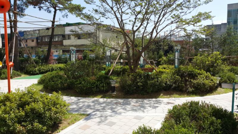 단지 내 공원이에요