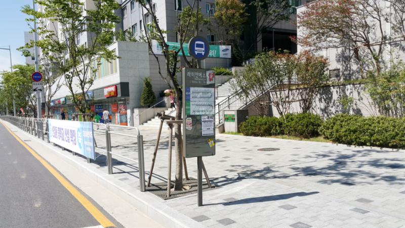 단지 바로 앞에 있는 버스정류장입니다