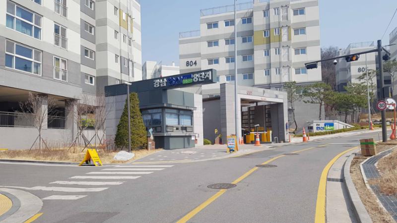 대리석으로 깔끔하게 시공된 정문 입구 모습이에요
