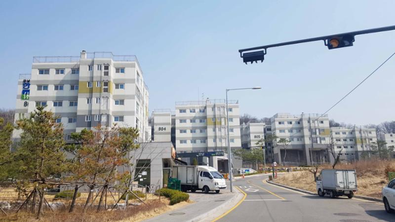 강남한신휴플러스8단지 아파트의 깔끔하고 세련된 전경 사진이에요