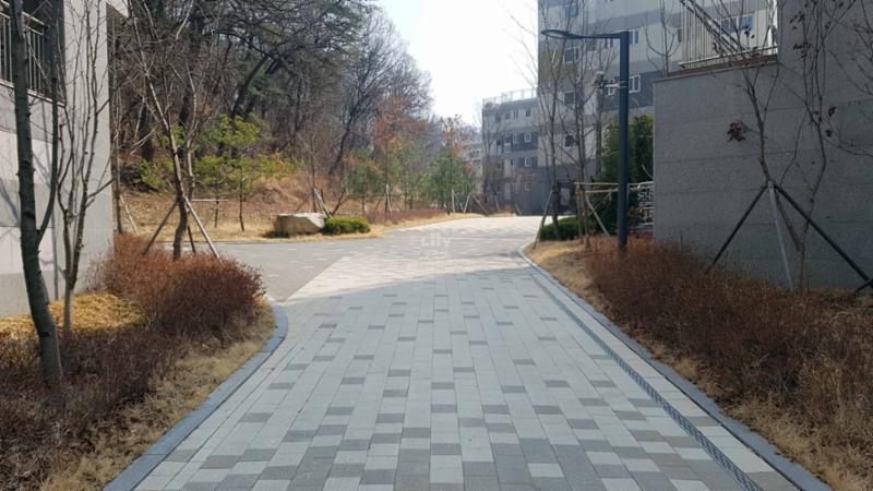 단지 내 차가 없는 단지로 입주민들이 안전화게 통행할 수 있으며, 산책로 중간중간에 입주민 쉼터가 위치해 입주민 단지생활에 신경 쓴 모습이에요