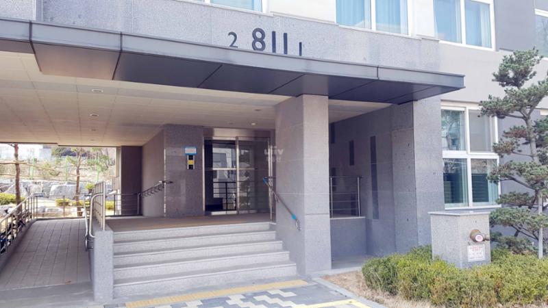 고급스러운 디자인의 공용현관 입구이에요
