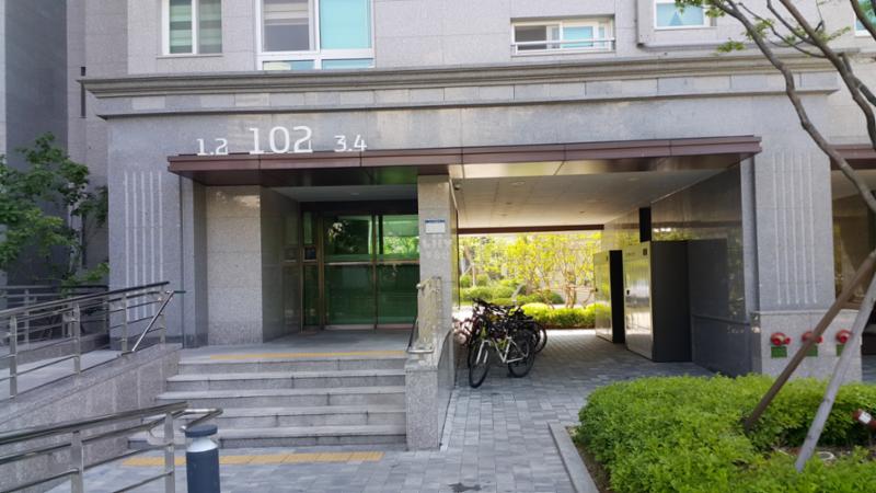102동 아파트 1층 공용현관이에요