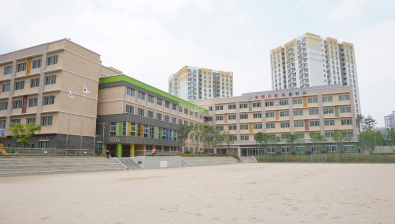 단지에 인접해 있는 위례고운초등학교입니다
