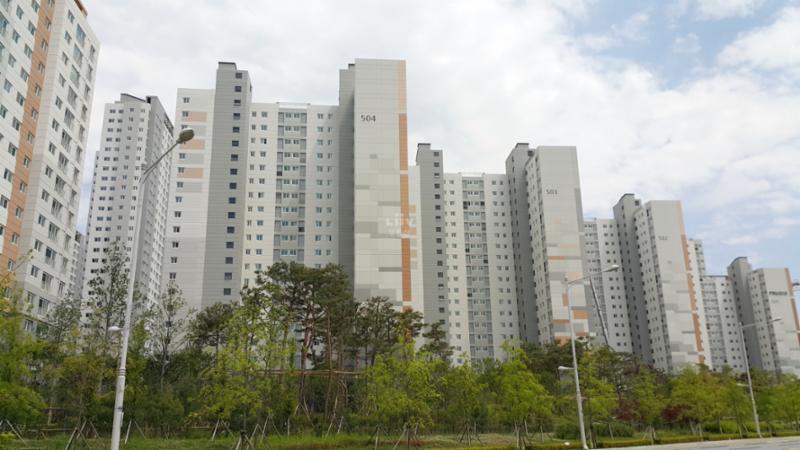 단지만의 특별한 외관 디자인으로 품격있고 고급스러움이 느껴지는 단지 모습이에요