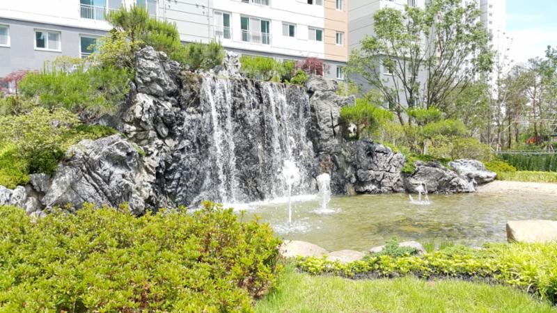 단지 내 미니공원을 조성하여 주민들의 만족도가 높아요