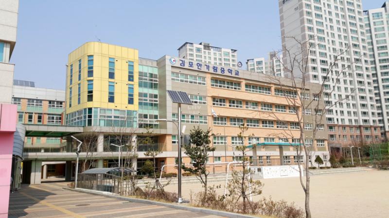단지와 가까운 곳에 위치에 있어 부모님들이 안심하고 아이들을 등하교 시킬 수 있습니다
